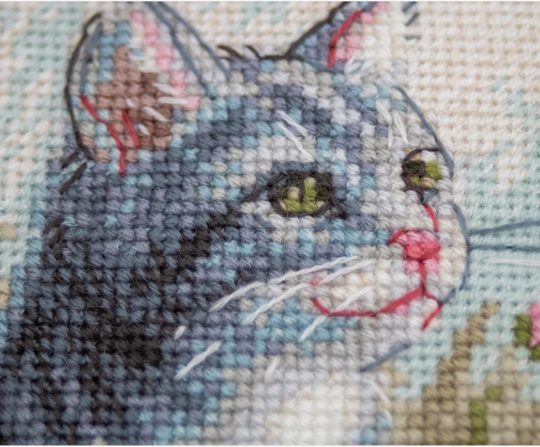 Aine Siuvinėjimo kryželiu rinkinys „Garden Whiskers“ – katė gėlyne, 20 x 20 cm
