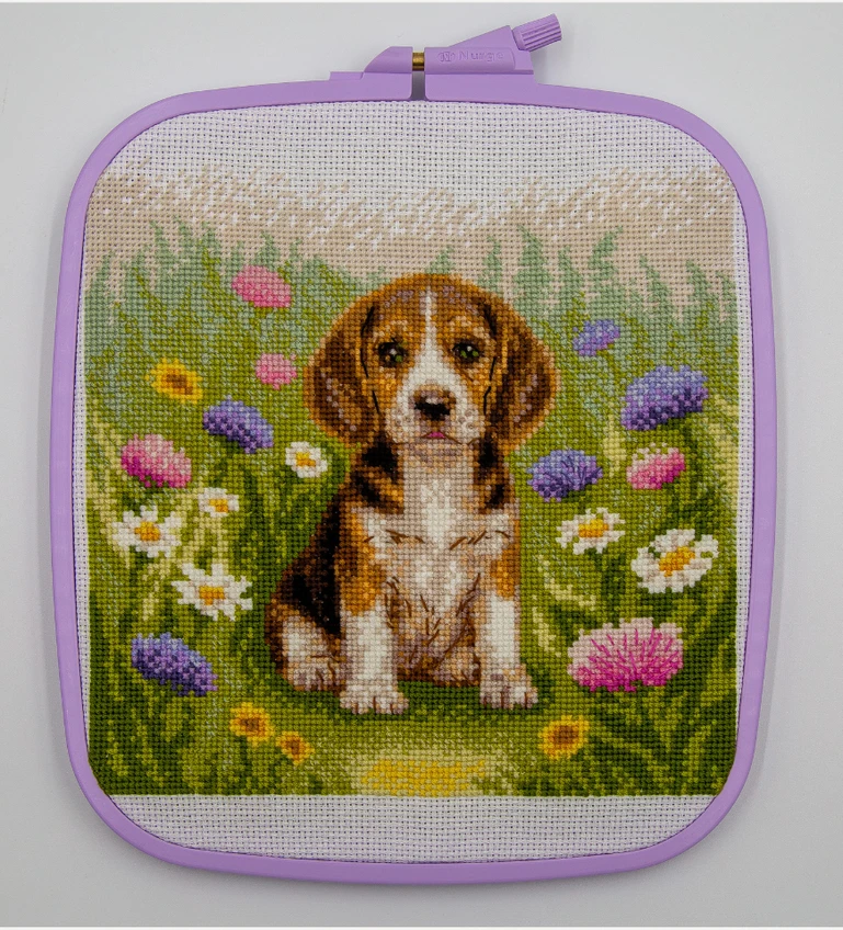 Aine Siuvinėjimo kryželiu rinkinys „Meadow Pup“ – bigliukas pievoje, 20 x 20 cm