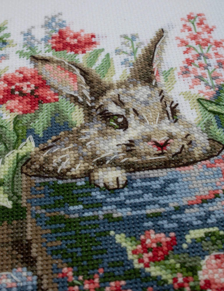 Aine Žydintis zuikis – kryželiu siuvinėjimo rinkinys su Aida 14 ct, 20x20 cm