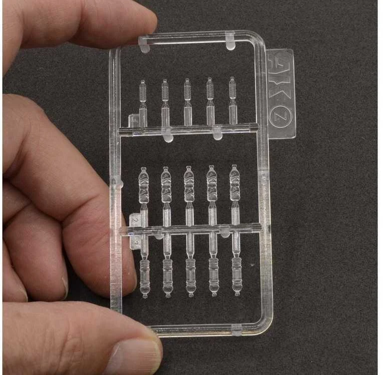 AK Interactive buteliai ir skardinės 1/35 mastelio rinkinys