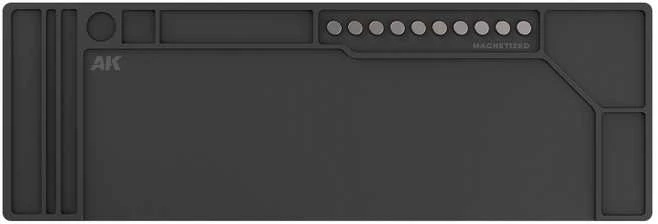 AK Interactive juodas silikoninis kilimėlis su magnetais, 88,5×30