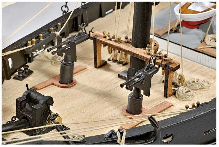 Amati Hunter Q-Ship medinis laivo modelio rinkinys 1:60