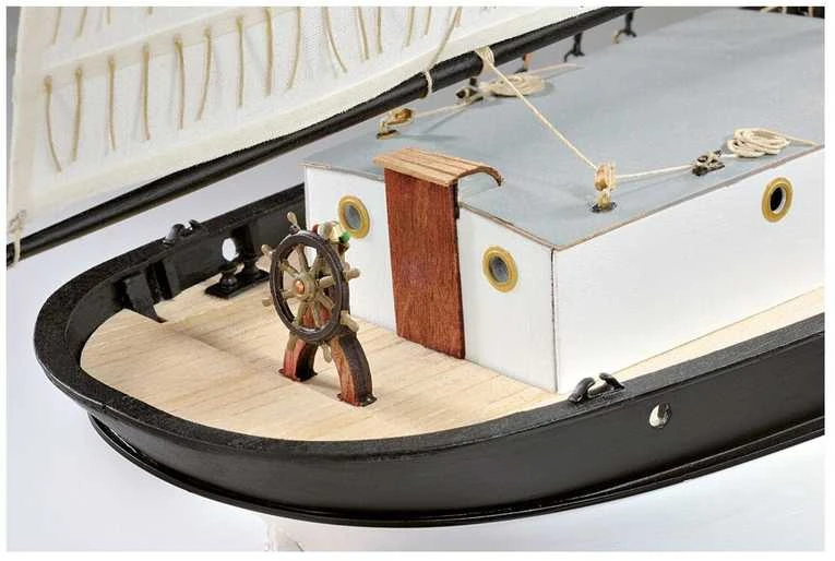 Amati Hunter Q-Ship medinis laivo modelio rinkinys 1:60
