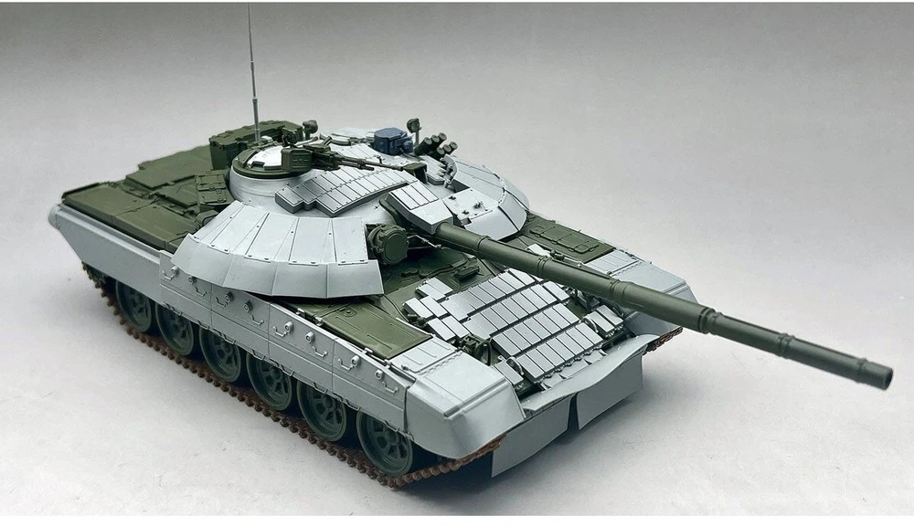 Amusing Hobby Ukrainos pagrindinis tankas T-72AMT, modelis 1/35, 35A067