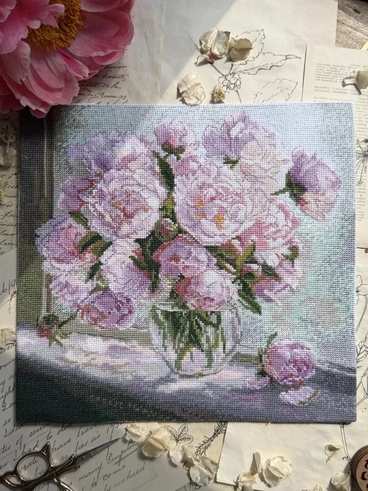 Andriana Kryželių siuvinėjimo rinkinys „Bijūnai prie lango“ 24,5×24,5 cm