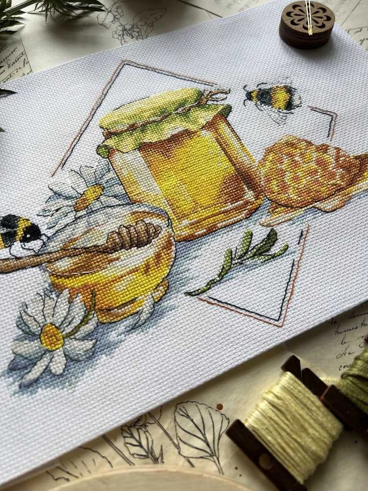 Andriana Kryželiu siuvinėjimo rinkinys „Bitės ir medus“ 27×20 cm – puiki dovana