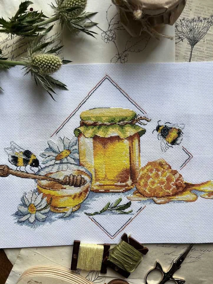 Andriana Kryželiu siuvinėjimo rinkinys „Bitės ir medus“ 27×20 cm – puiki dovana