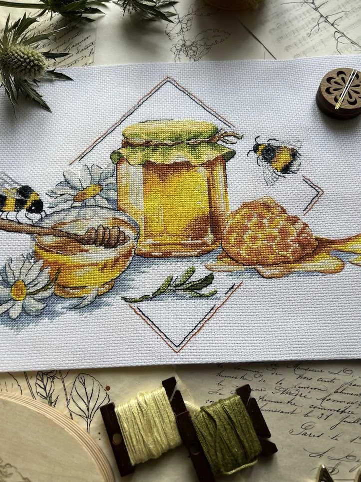 Andriana Kryželiu siuvinėjimo rinkinys „Bitės ir medus“ 27×20 cm – puiki dovana