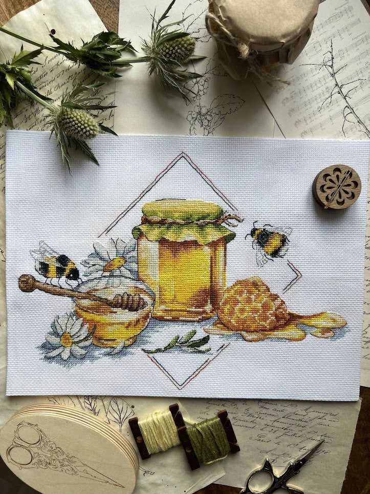 Andriana Kryželiu siuvinėjimo rinkinys „Bitės ir medus“ 27×20 cm – puiki dovana