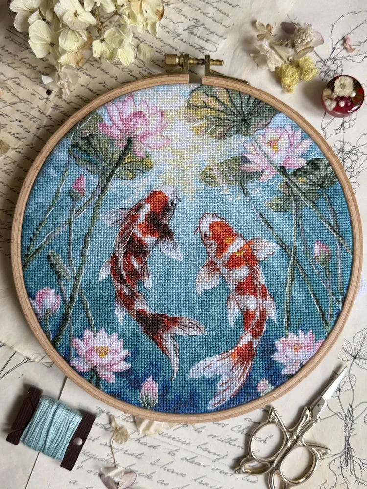 Andriana Kryželių siuvinėjimo rinkinys „Karpiai ir lotosai“ 21,5×21,5 cm, 37 spalvos