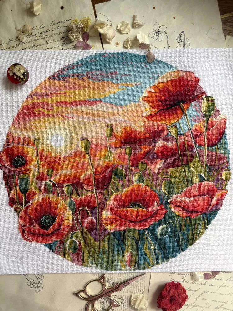 Andriana Kryželiu siuvinėjimo rinkinys „Saulė aguonose“ 29×27 cm, 36 spalvos