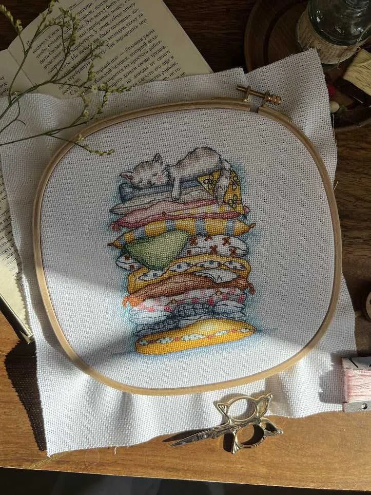 Andriana Siuvinėjimo kryželiu rinkinys „Poilsiaujanti katė“ 13,5×16 cm