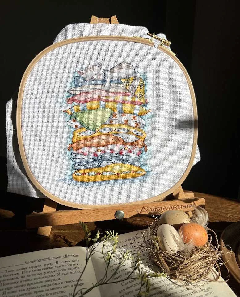 Andriana Siuvinėjimo kryželiu rinkinys „Poilsiaujanti katė“ 13,5×16 cm