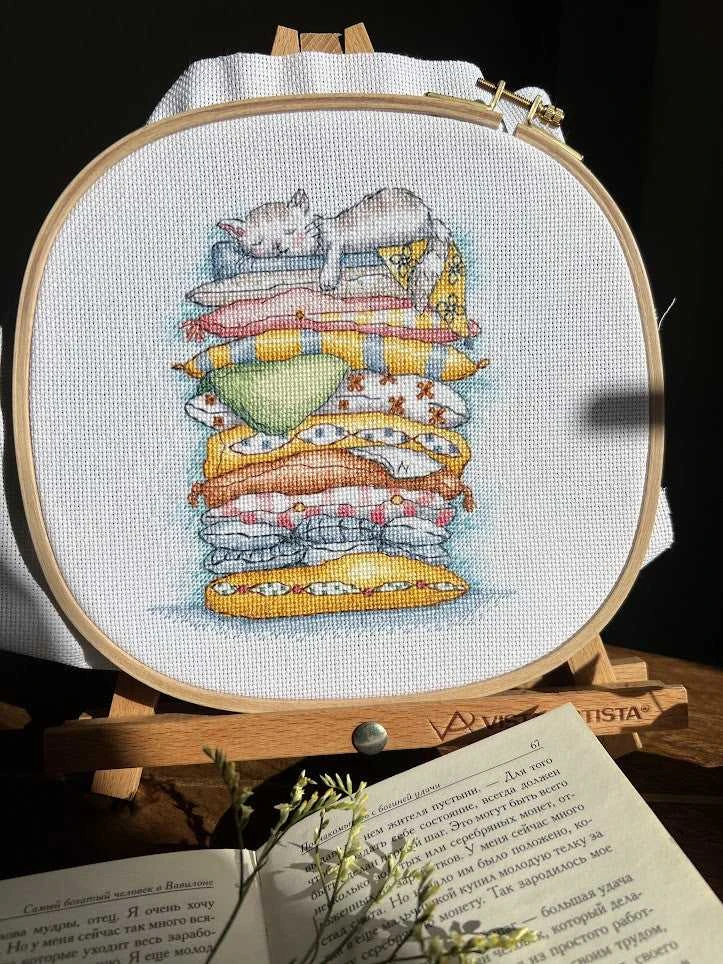 Andriana Siuvinėjimo kryželiu rinkinys „Poilsiaujanti katė“ 13,5×16 cm