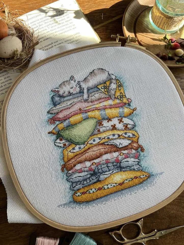 Andriana Siuvinėjimo kryželiu rinkinys „Poilsiaujanti katė“ 13,5×16 cm