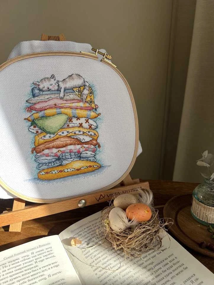 Andriana Siuvinėjimo kryželiu rinkinys „Poilsiaujanti katė“ 13,5×16 cm