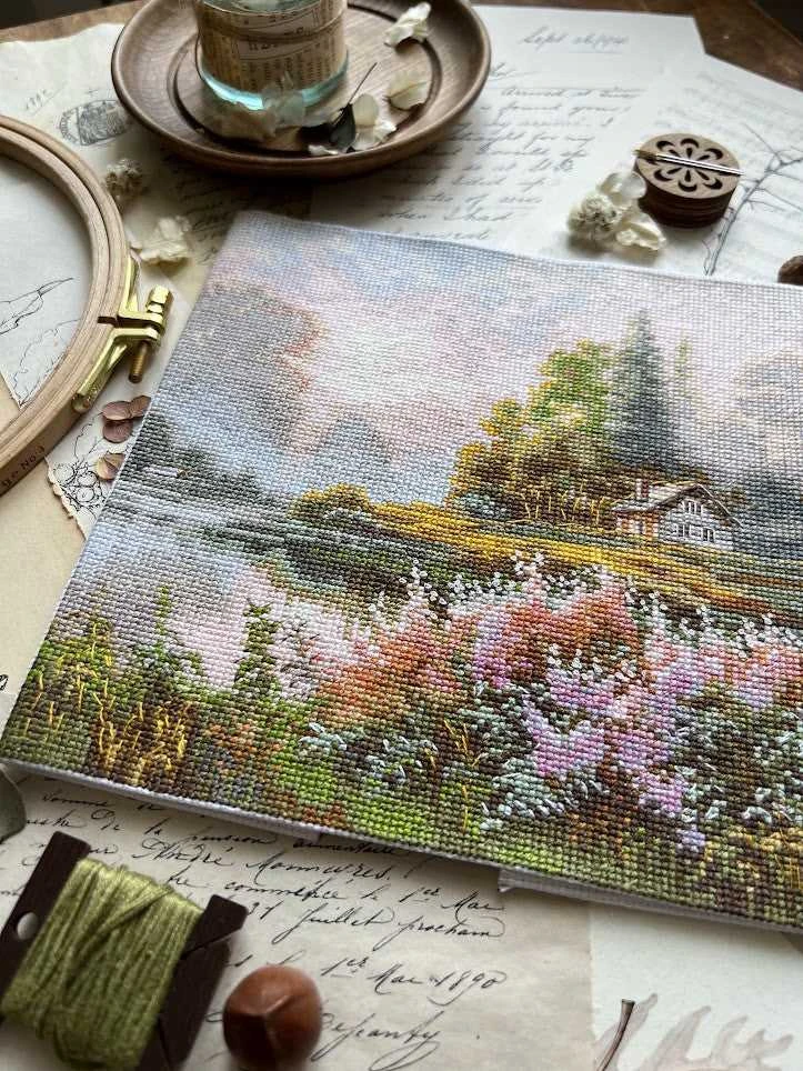 Andriana Siuvinėjimo rinkinys kryželiu „Rūko žemė“, 19x19 cm – ramus peizažas
