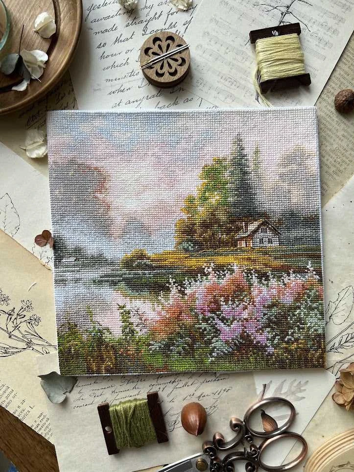 Andriana Siuvinėjimo rinkinys kryželiu „Rūko žemė“, 19x19 cm – ramus peizažas