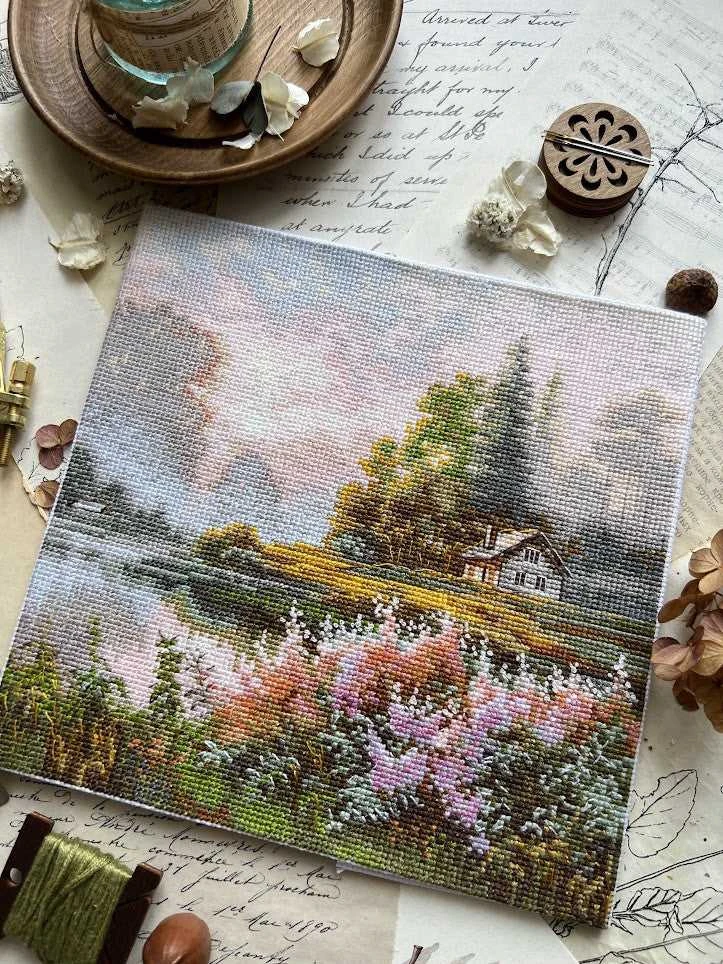 Andriana Siuvinėjimo rinkinys kryželiu „Rūko žemė“, 19x19 cm – ramus peizažas