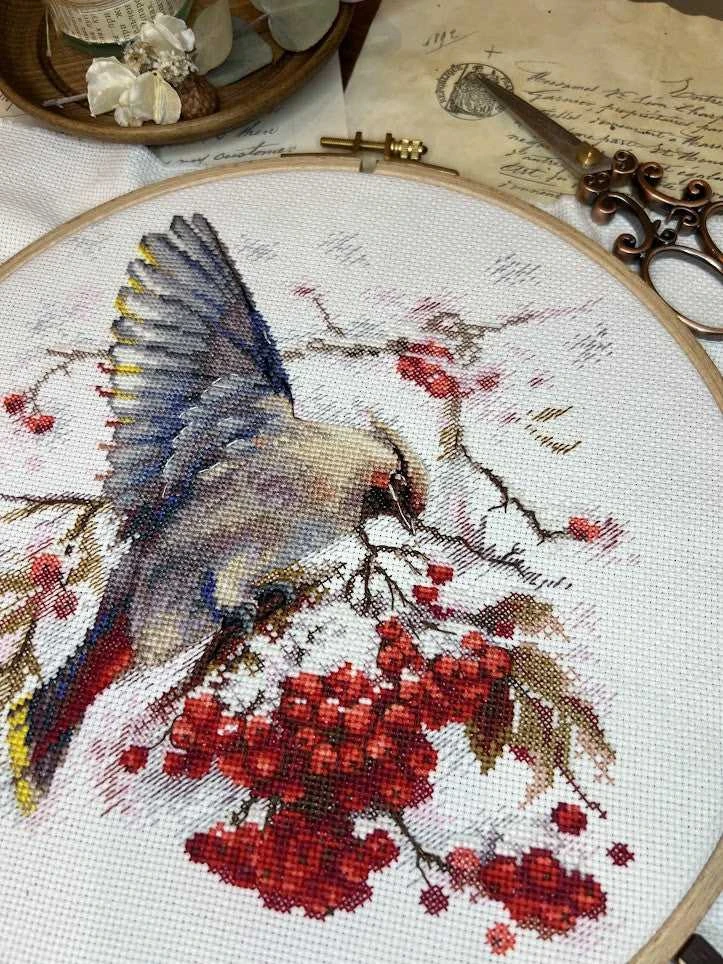 Andriana Beldizart Kryželių siuvinėjimo rinkinys "Waxwing" 19x19,5 cm SANS-72