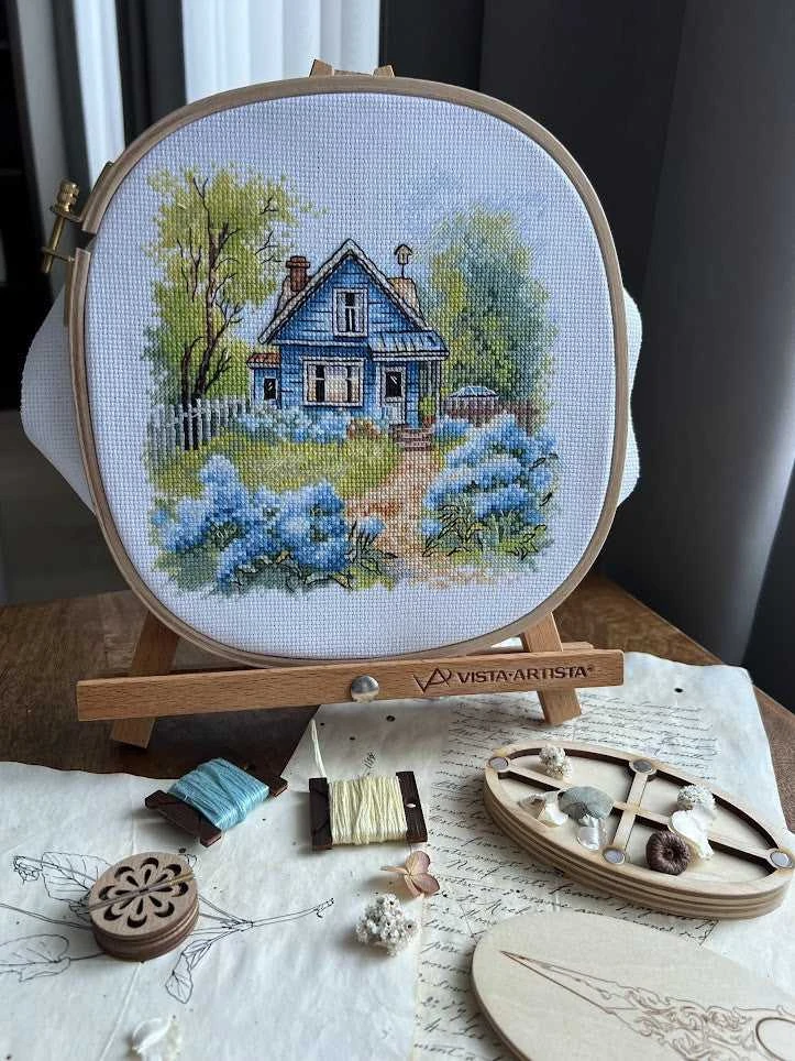 Andriana Beldizart Kryželių siuvinėjimo rinkinys "Šeimos name" 17,5 x 17 cm SANN-37