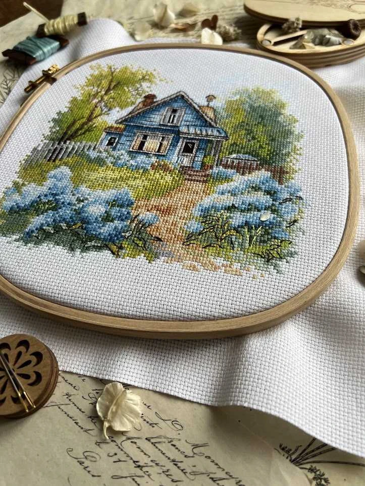 Andriana Beldizart Kryželių siuvinėjimo rinkinys "Šeimos name" 17,5 x 17 cm SANN-37