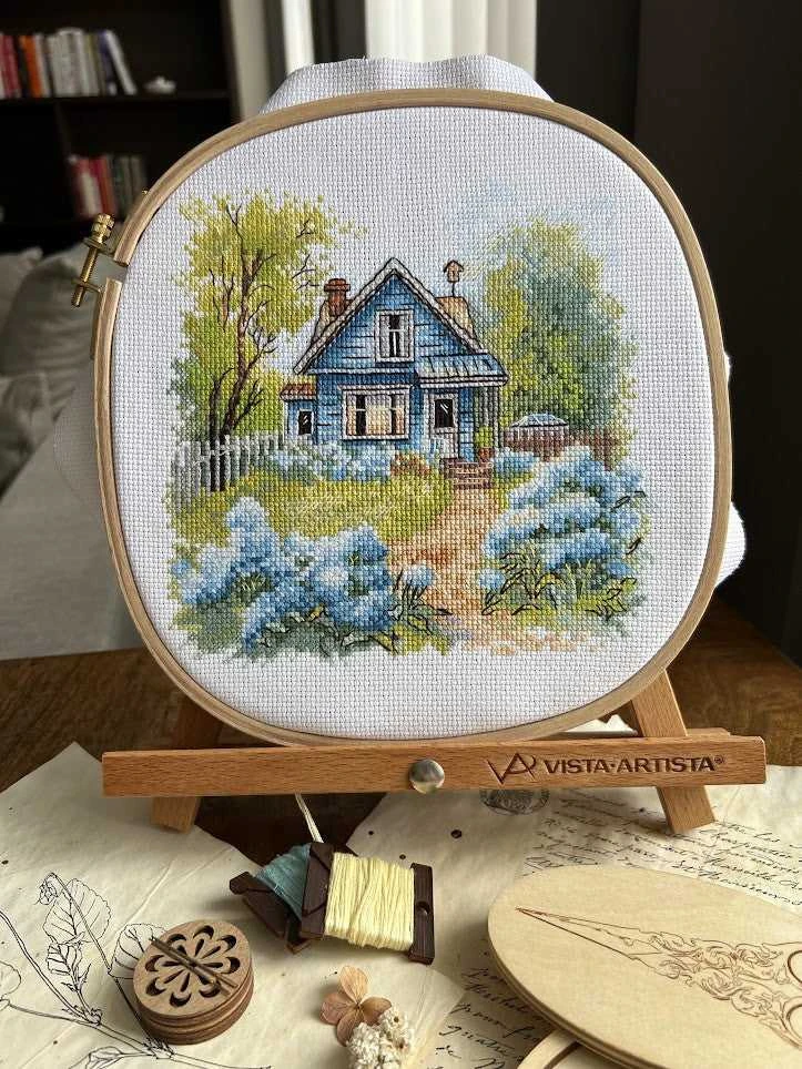 Andriana Beldizart Kryželių siuvinėjimo rinkinys "Šeimos name" 17,5 x 17 cm SANN-37