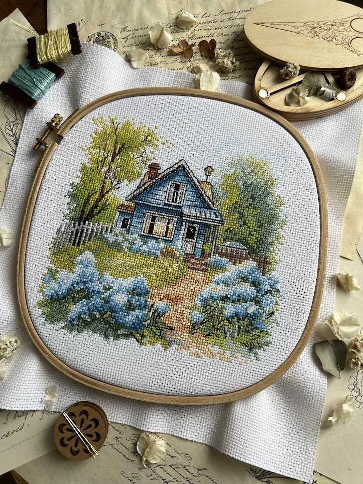 Andriana Beldizart Kryželių siuvinėjimo rinkinys "Šeimos name" 17,5 x 17 cm SANN-37