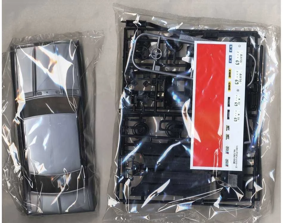 Aoshima Nissan Gloria 330 4DR HT 2000 SGL-E 1/24 surinkimo rinkinys