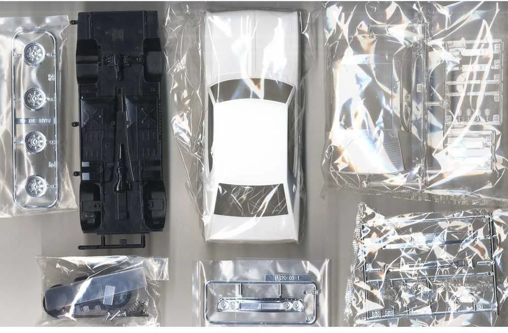 Aoshima Nissan Laurel HT 2000SGX ’72 1/24 plastikinis surenkamas modelis