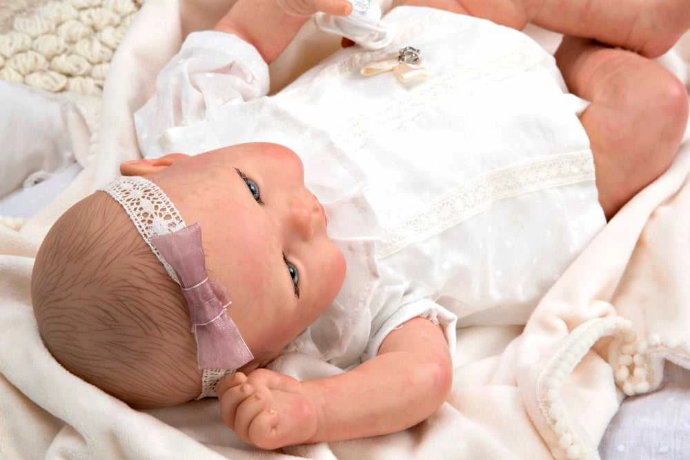 ARIAS Reborn lėlytė baltais rūbeliais, mergaitė, 45 cm