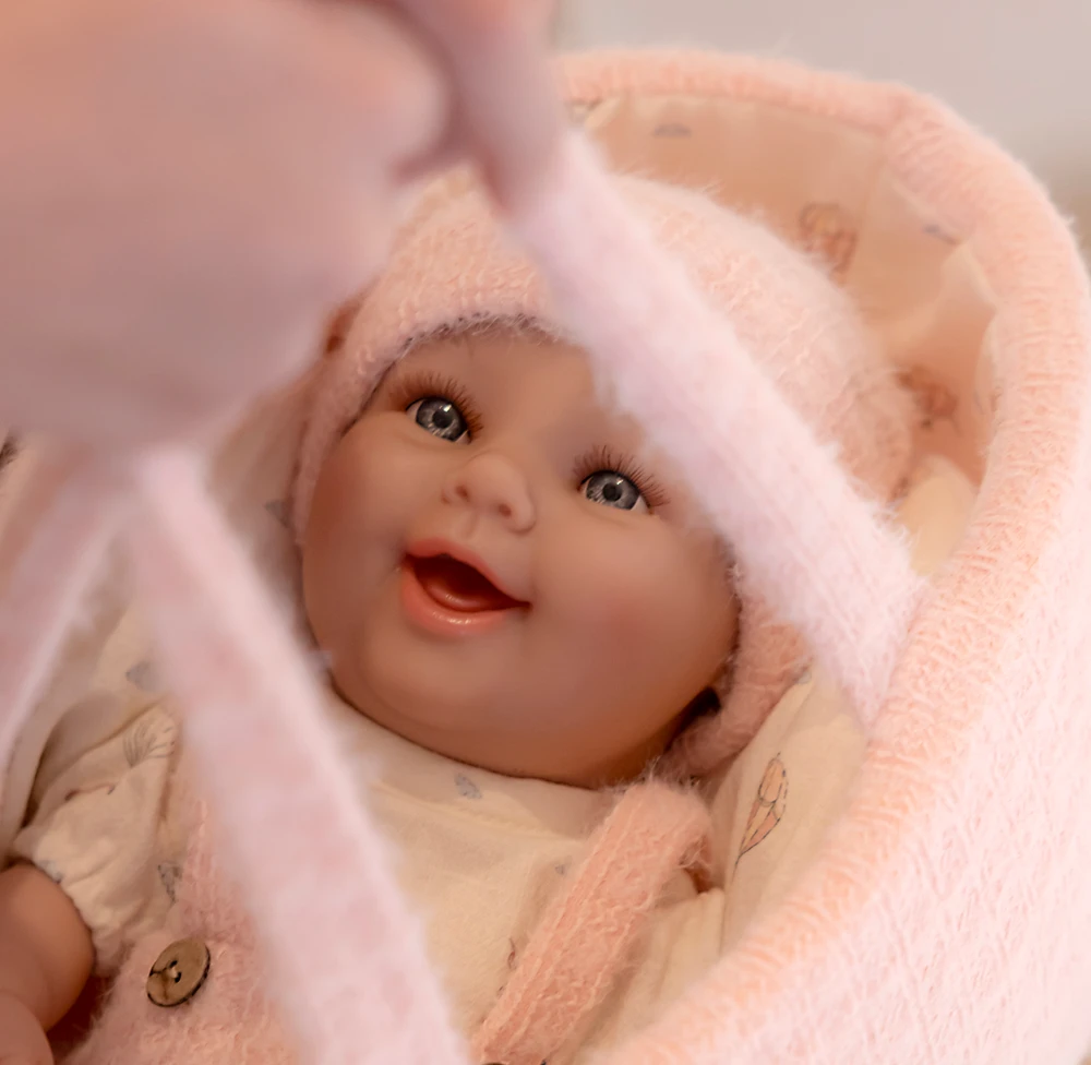 Arias kūdikio lėlė mergaitė 33 cm su rožine nešykle ir čiulptuku
