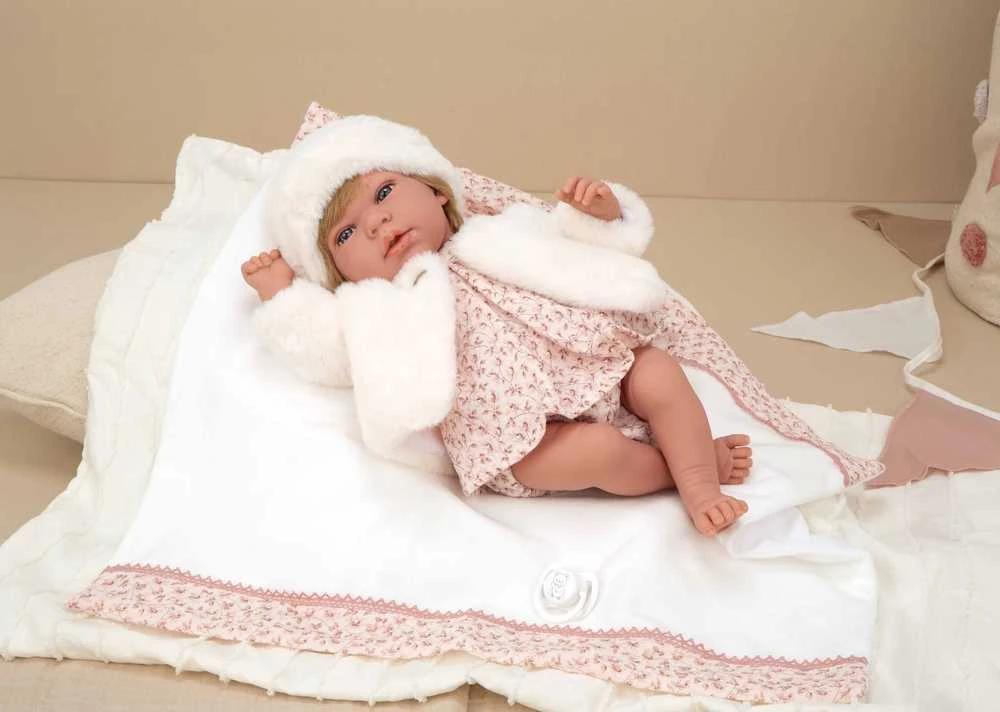 Arias kūdikio lėlė su kailinukais, 40 cm, realistinio svorio