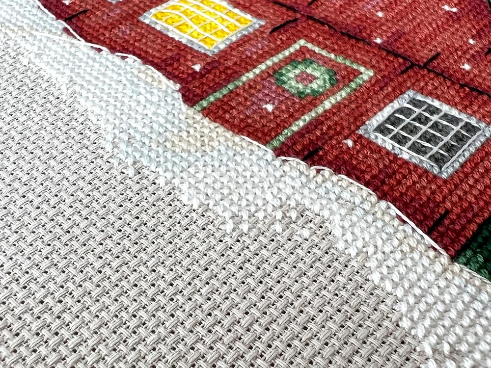 Ava Stitch Raudonas namas – kryželiu siuvinėjimo rinkinys AVA-P004