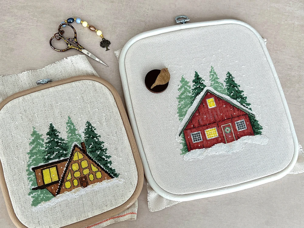 Ava Stitch Raudonas namas – kryželiu siuvinėjimo rinkinys AVA-P004