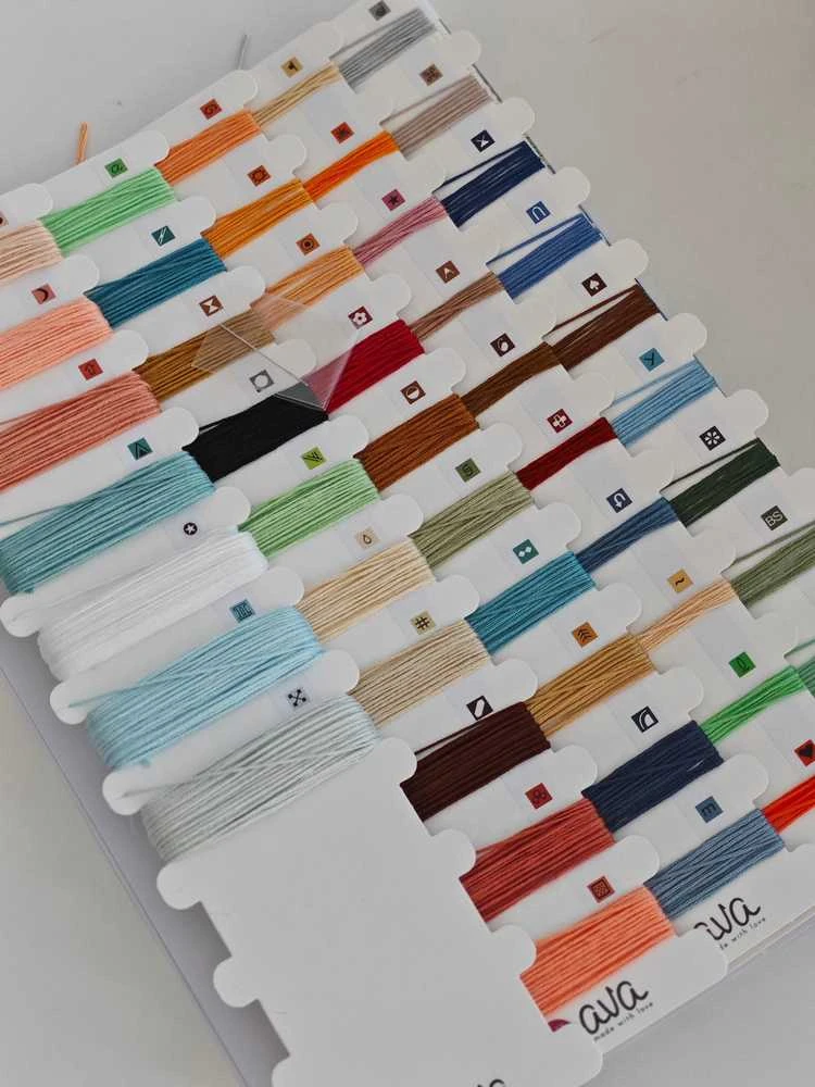 Ava Stitch Sodo dama – siuvinėjimo kryželiu rinkinys AVA-P148