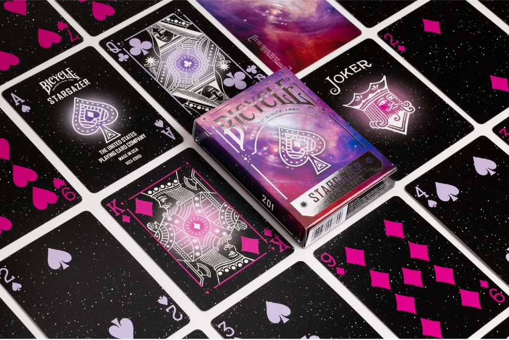 Bicycle Stargazer 201 purpurinės kortos – kosminis dizainas, pokeriui ir triukams