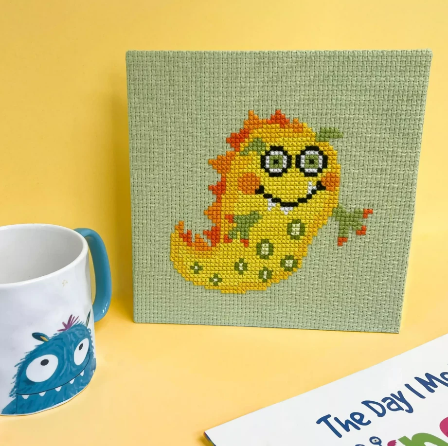 Bothy Threads Siuvinėjimo kryželiu rinkinys vaikams „Massive Monsters – Yazz“, 16x16 cm