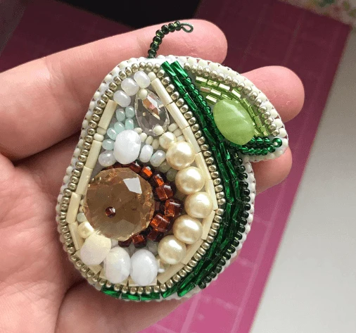 Charivna Mit Karoliukų broškės rinkinys „Avokadas“ su Preciosa kristalais, 5×7 cm
