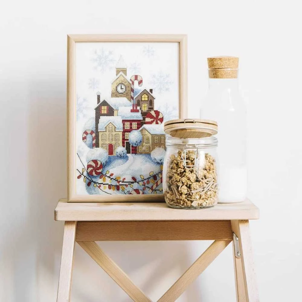 Charivna Mit Siuvinėjimo kryželiu rinkinys „Imbierinis namelis“ su karoliukais 20×30 cm
