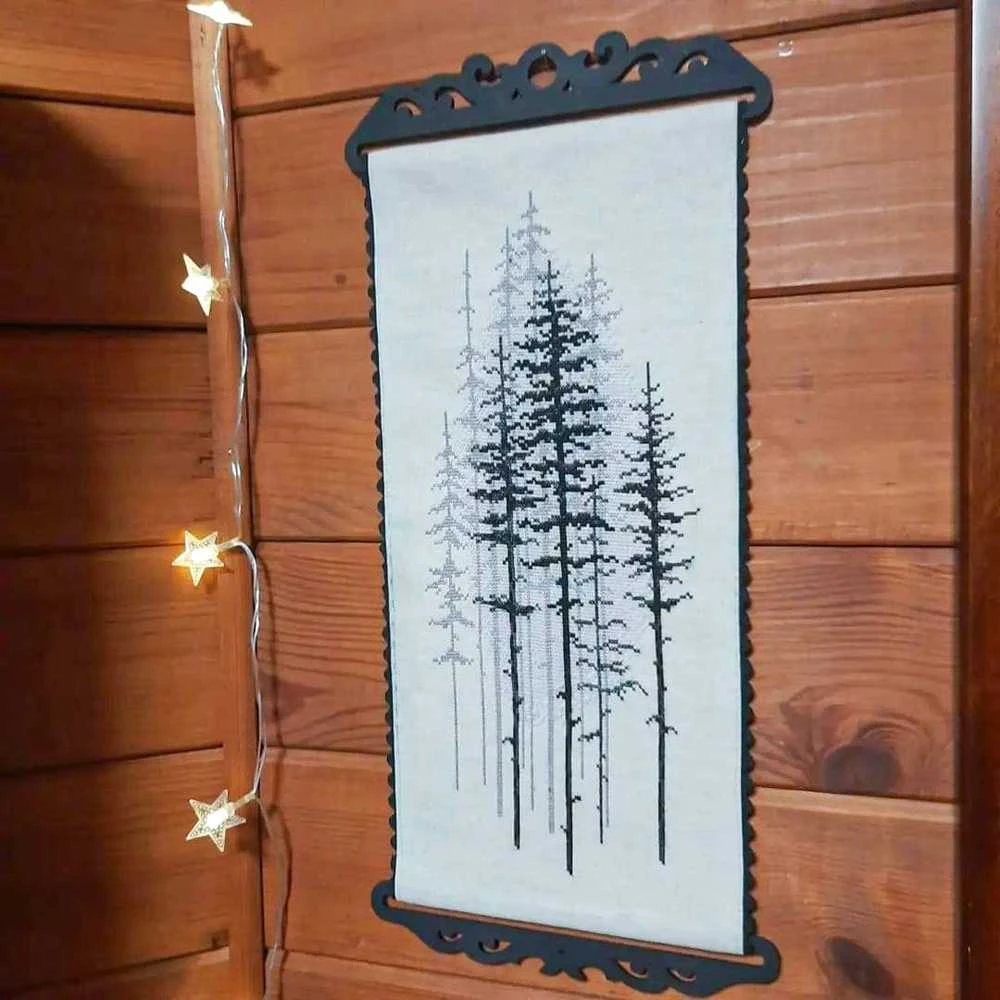 Charivna Mit Siuvinėjimo kryželiu rinkinys su karoliukais „Ūkanotas miškas“, 15×29,5 cm