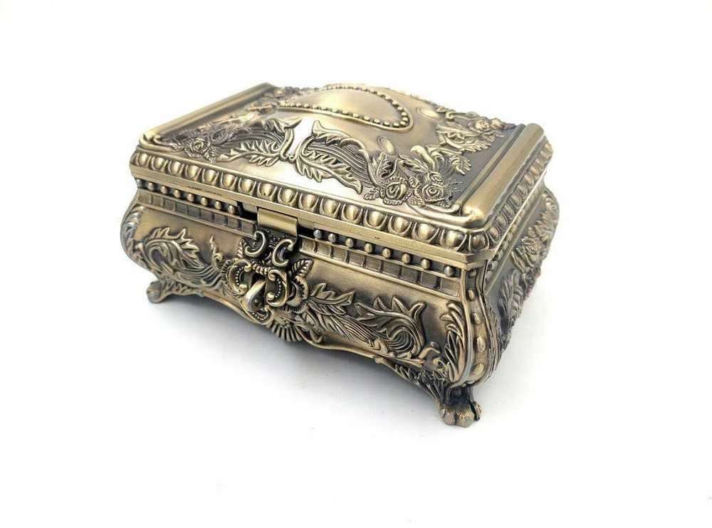 Deco Gifts Auksinės spalvos metalinė papuošalų dėžutė 21-20L