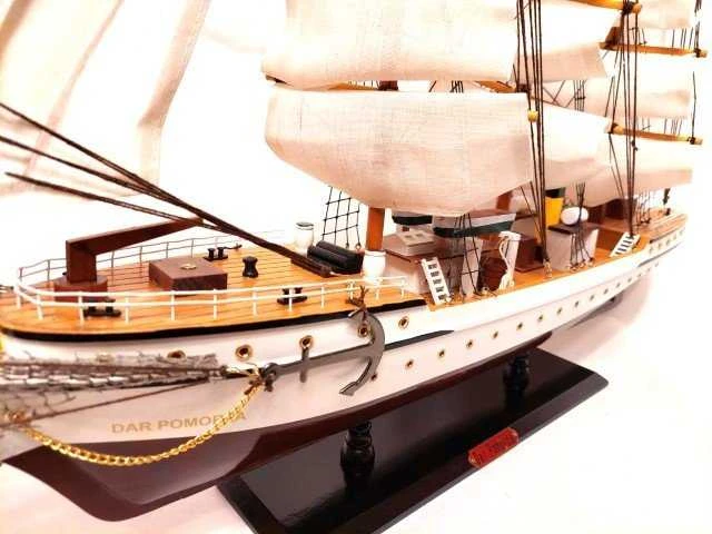 Deco Gifts Burlaivio „Dar Pomorza“ medinis modelis 80 cm – elegantiška dekoracija