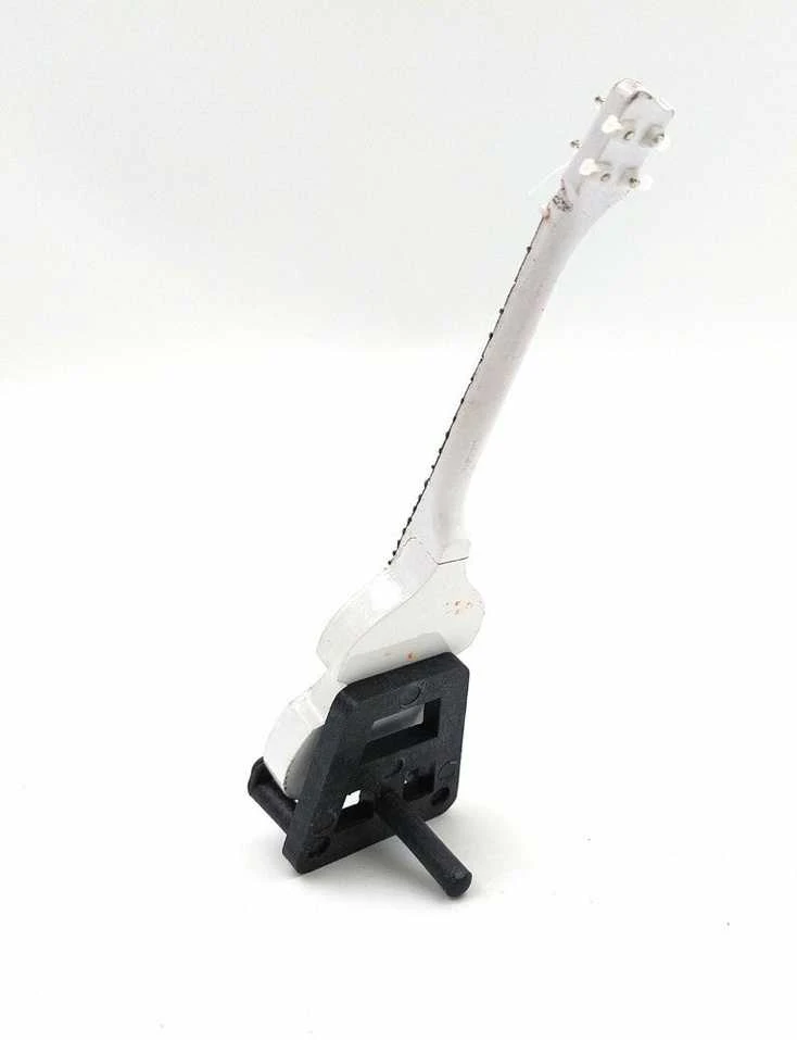 Indominiguitars Mini mahagoninė gitara 15 cm, Paul McCartney stiliaus, su stovu – kolekcinė