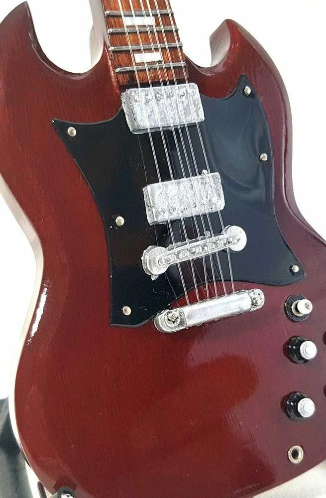 Indominiguitars Kolekcinė mini gitarėlė AC/DC Angus Young stiliaus, mahagonas, stovas