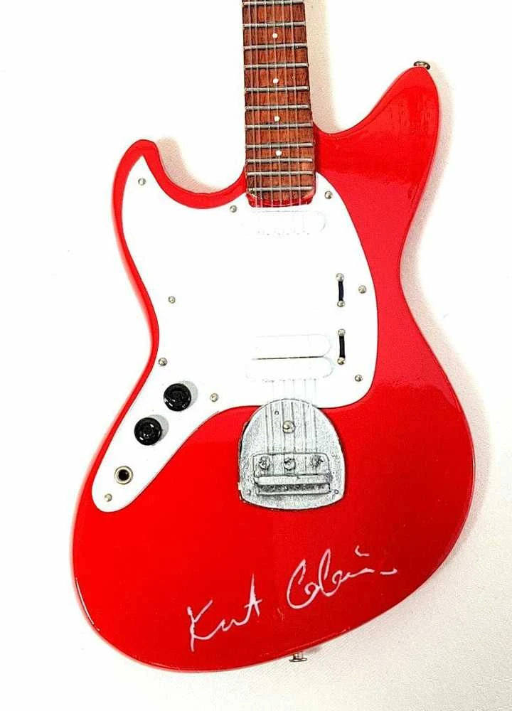 Indominiguitars Mini gitara – Kurt Cobain Nirvana, rankų darbo, mahagonas, 1:4, kolekcinė
