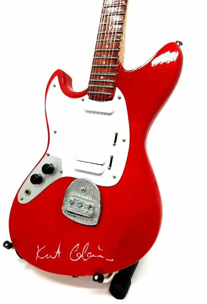 Indominiguitars Mini gitara – Kurt Cobain Nirvana, rankų darbo, mahagonas, 1:4, kolekcinė
