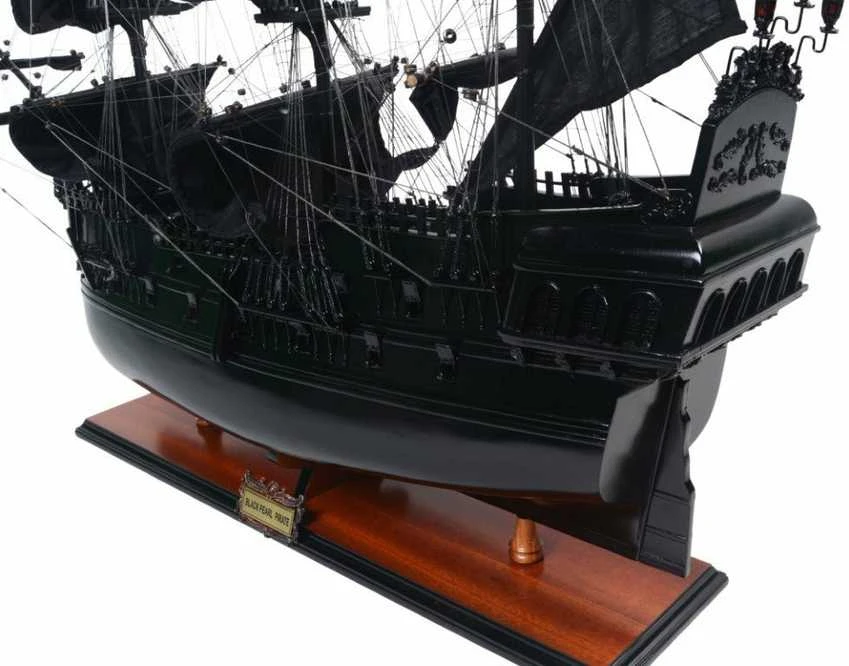 Mirtop Juodoji Perla – rankų darbo medinis laivo modelis Karibų piratų gerbėjams
