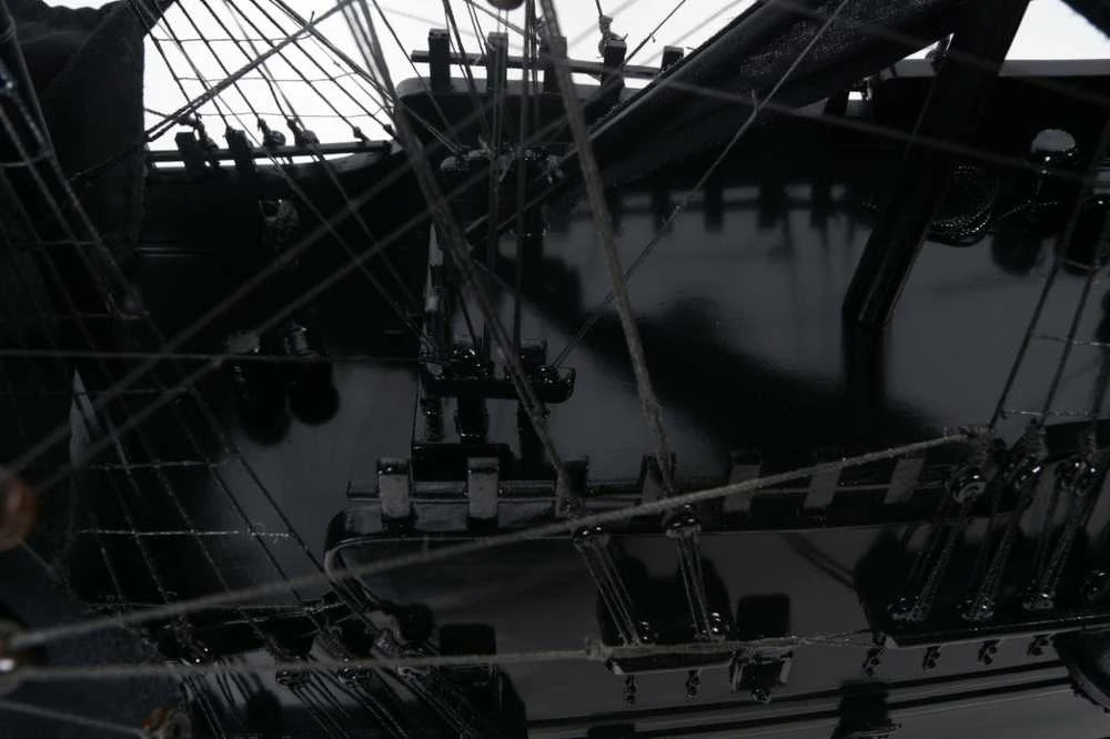 Mirtop Juodoji Perla – rankų darbo medinis laivo modelis Karibų piratų gerbėjams