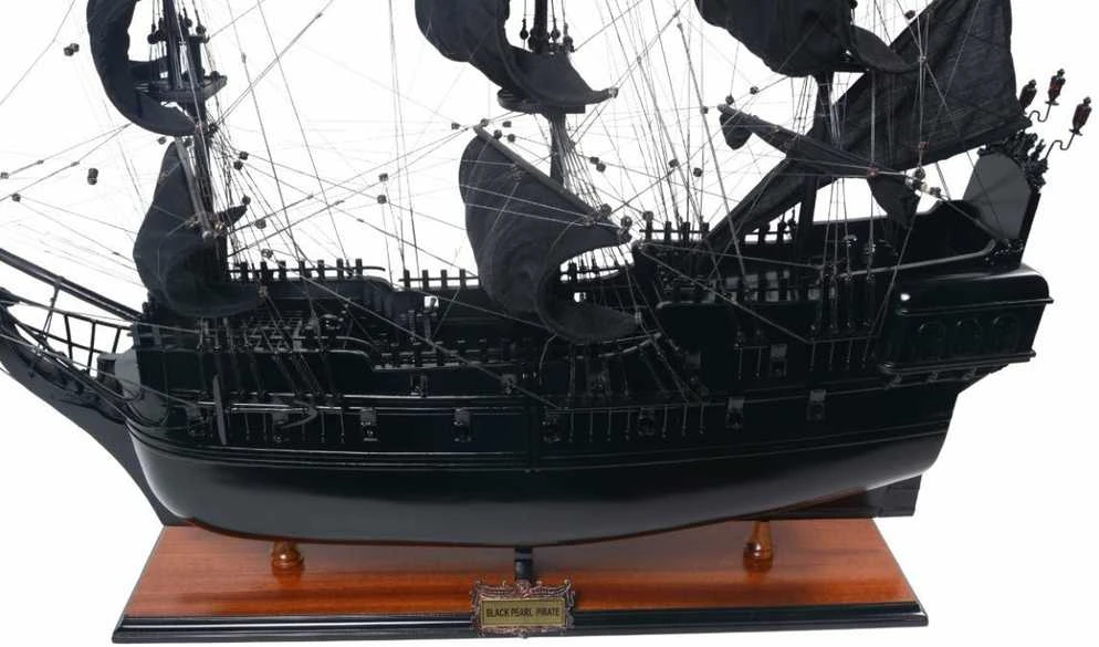 Mirtop Juodoji Perla – rankų darbo medinis laivo modelis Karibų piratų gerbėjams